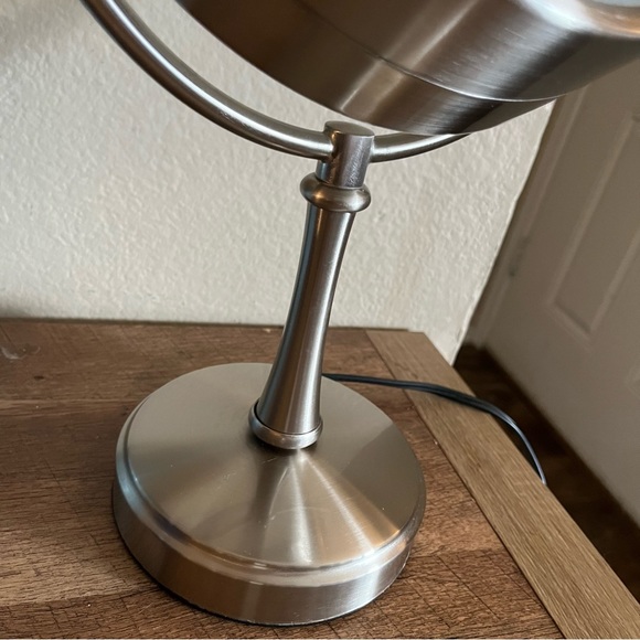 Touch Sensor Light Up Makeup Mirror - Picture 4 of 8